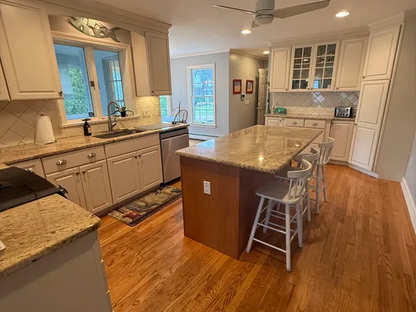 17 Sycamore Dr, Westerly, RI 02891