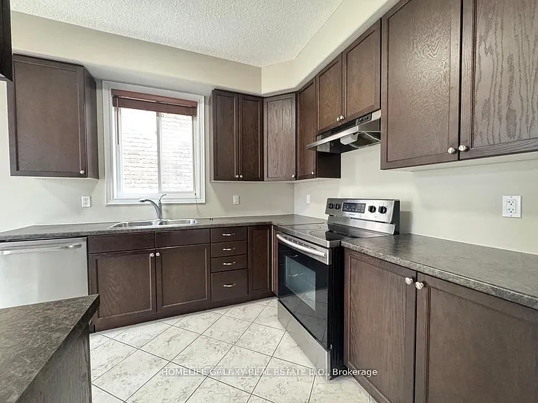 86 Nathan Cres — Photo 7