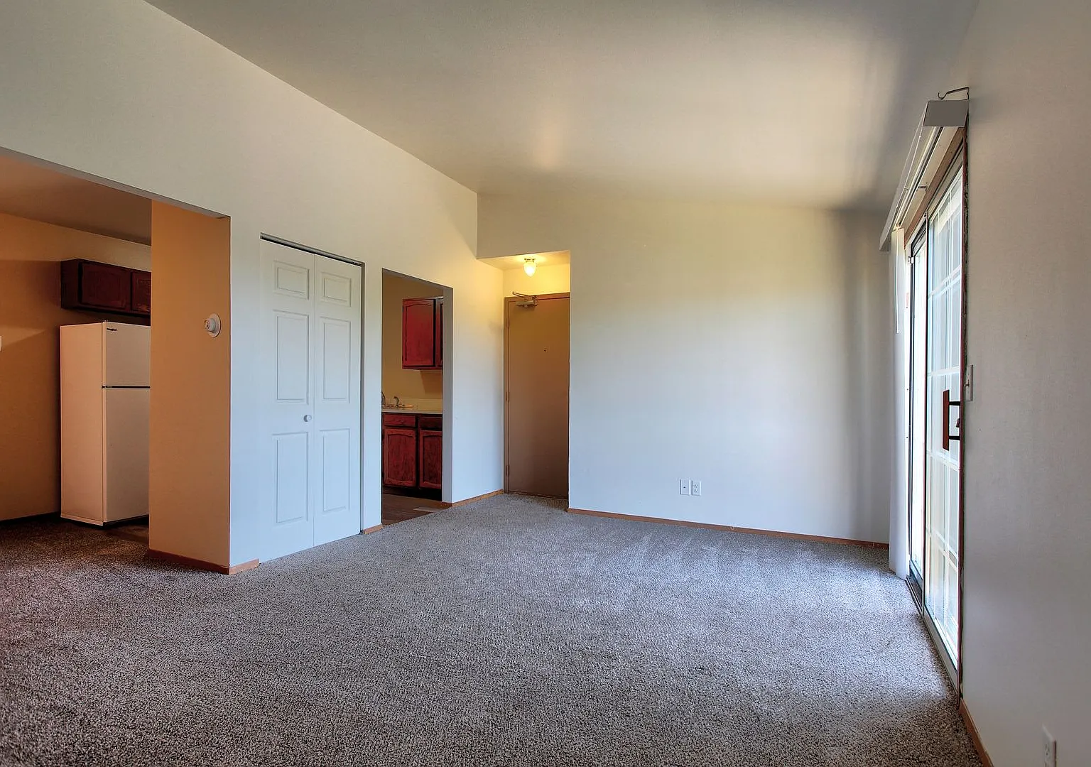 2 Bed 1 Bath - Top Floor - Carport — Photo 2