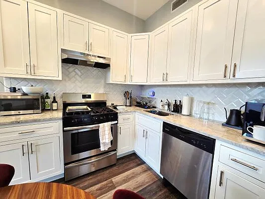 Rented by Voro Purple LLC | media 25