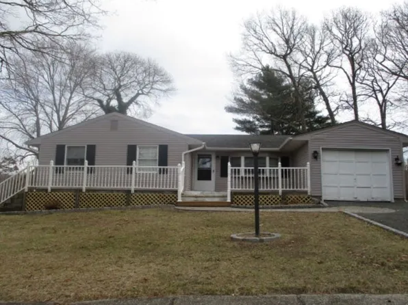 25 Pamela Ln, Selden, NY 11784