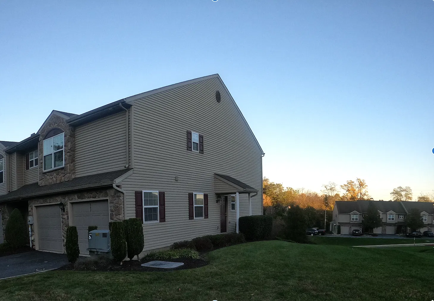 3 bed, 2.5 bath, 2047 sqft, $2,350 — Photo 2
