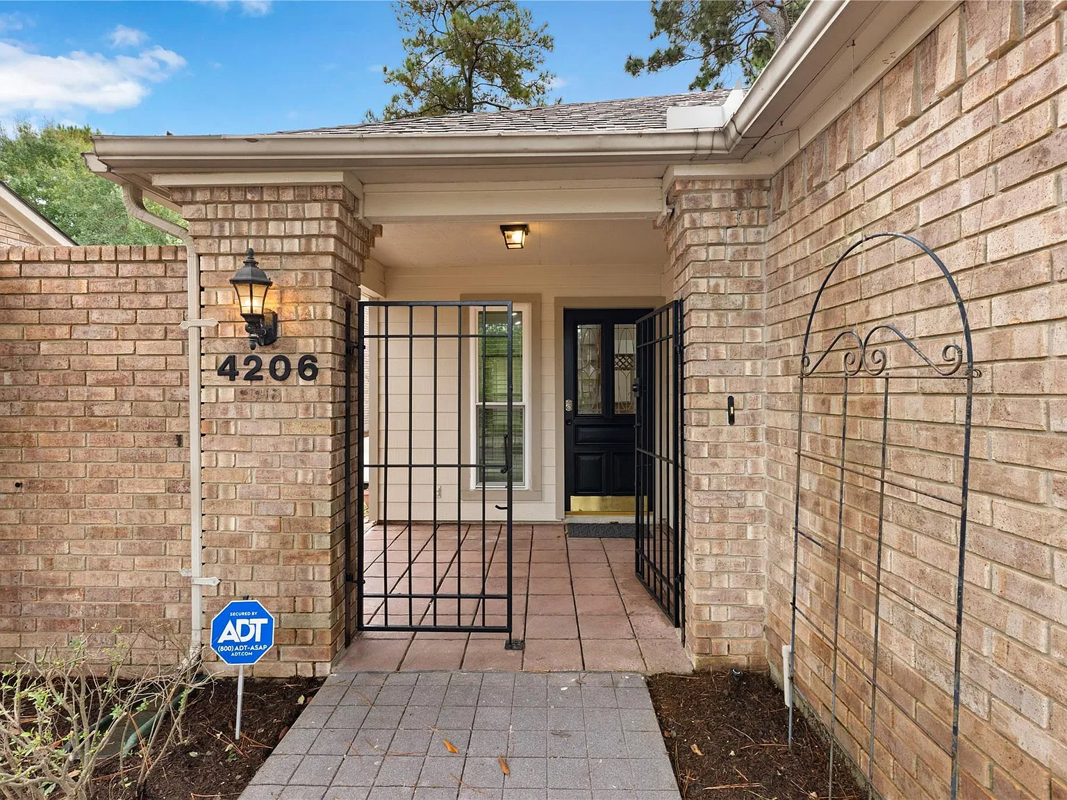 2 bed, 2.0 bath, 1552 sqft, $1,900 — Photo 2