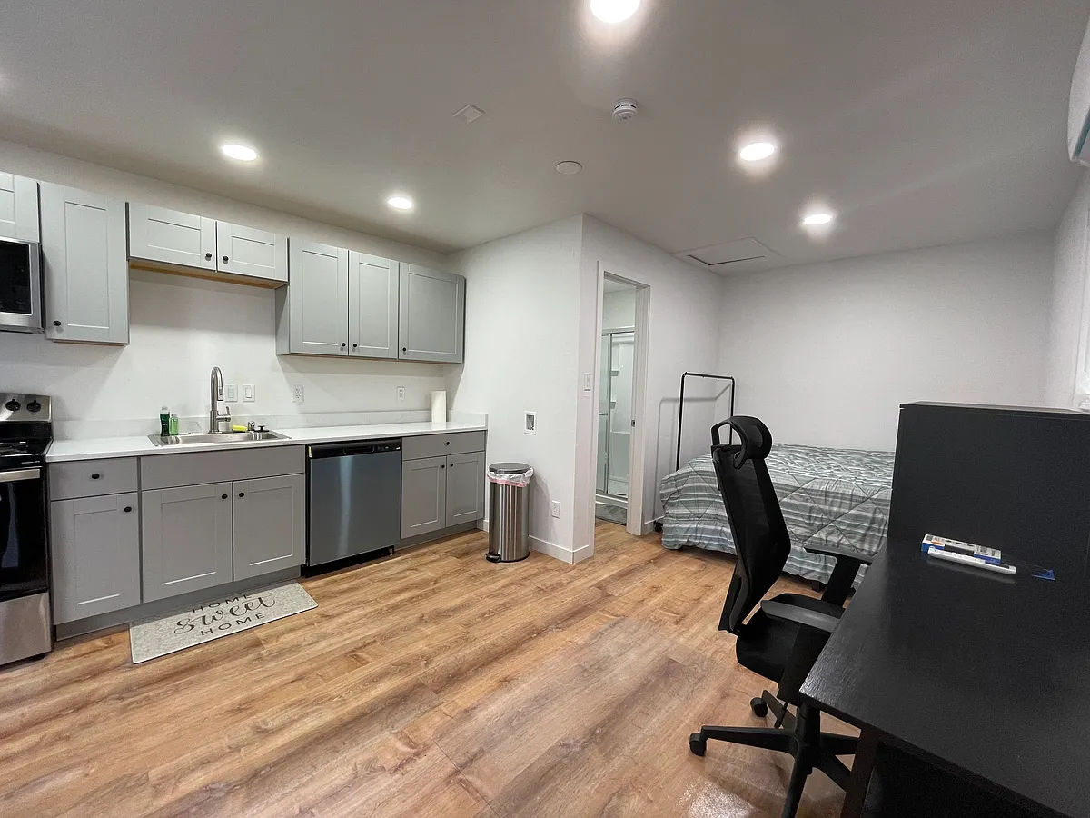 Building Photo - 704 NE 53rd St #2