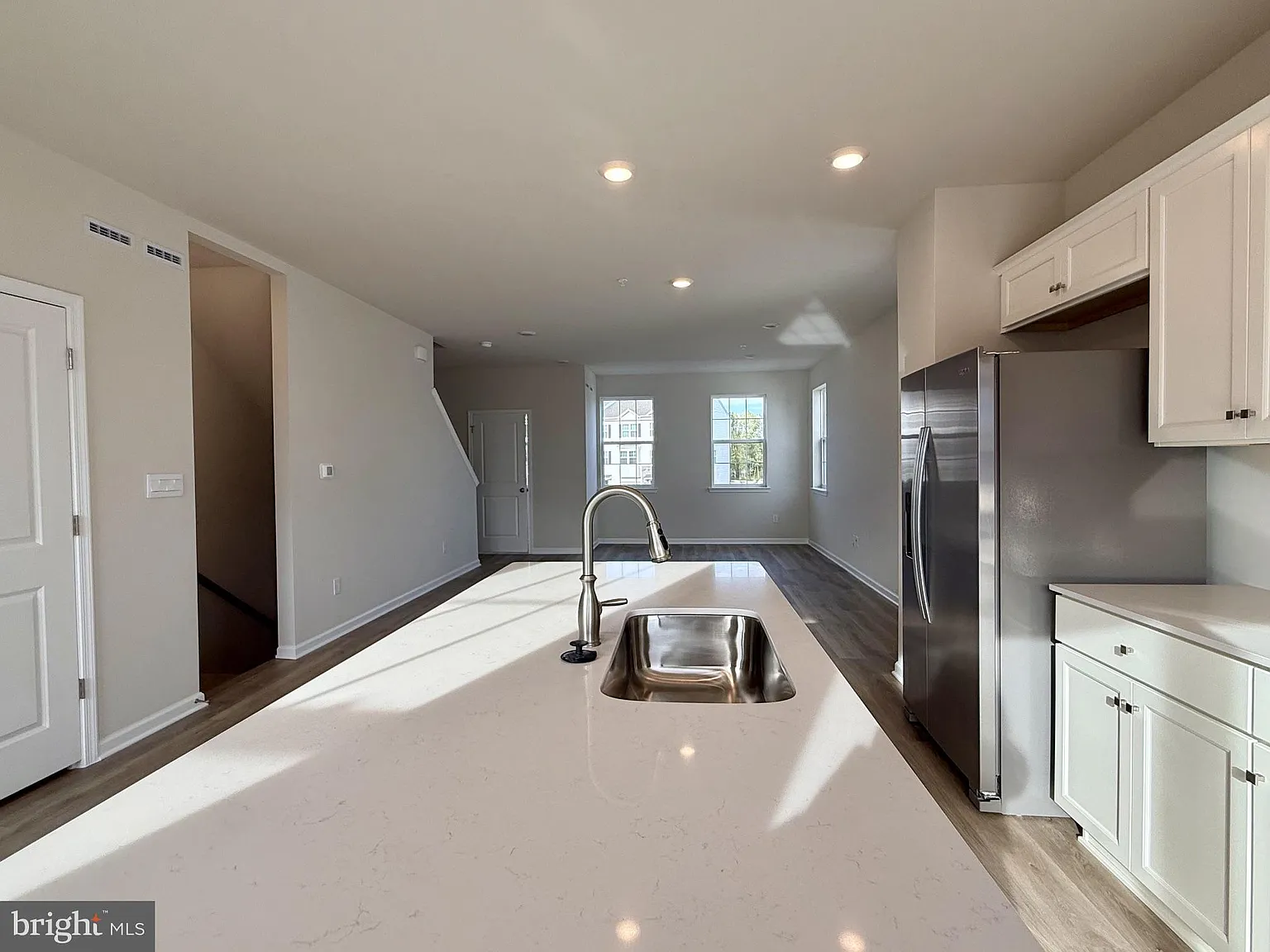 3 bed, 2.5 bath, 1969 sqft, $2,975 — Photo 3