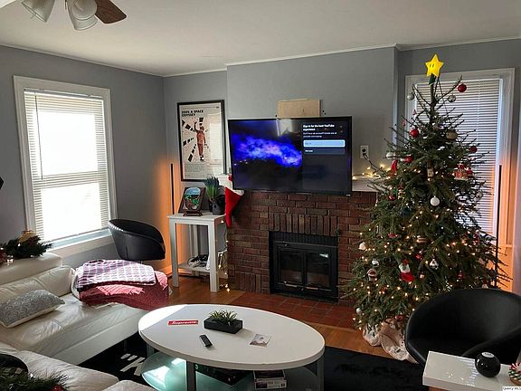 3rd image of 2415 Larch Rd