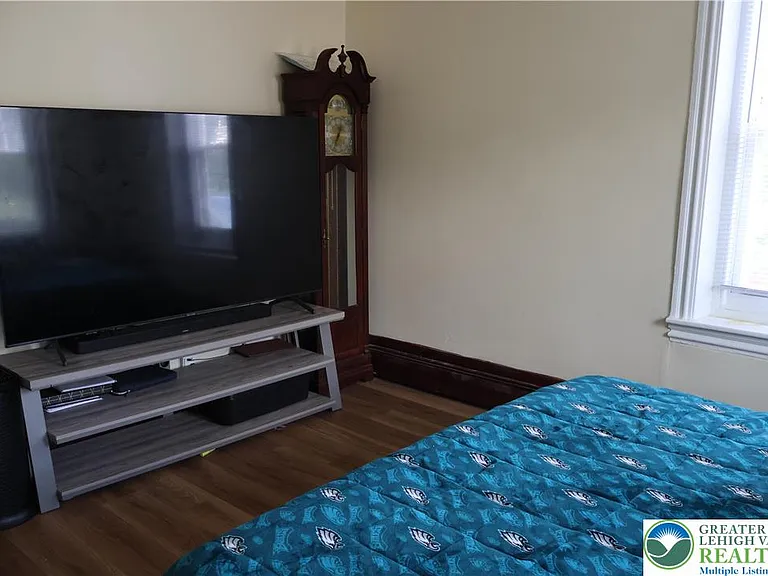 1533 E Emmaus Ave — Photo 5