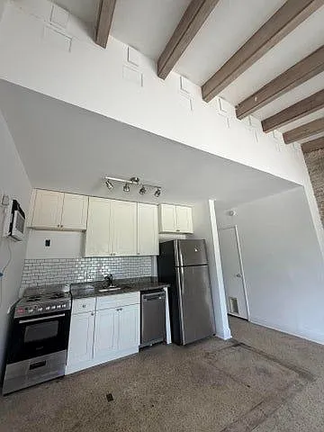 3 bed, 2.0 bath, 2104 sqft, $2,500 — Photo 2