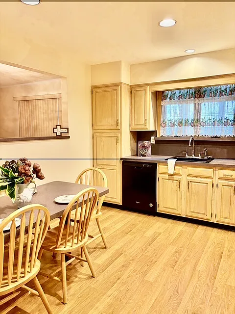 2 bed, 900 sqft, $2,250 — Photo 4