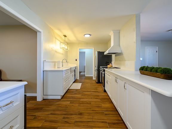 2nd image of 4621 Lois Ln
