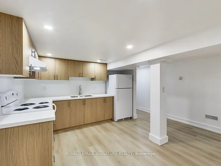 896 Bathurst St #BASEMENT — Photo 2