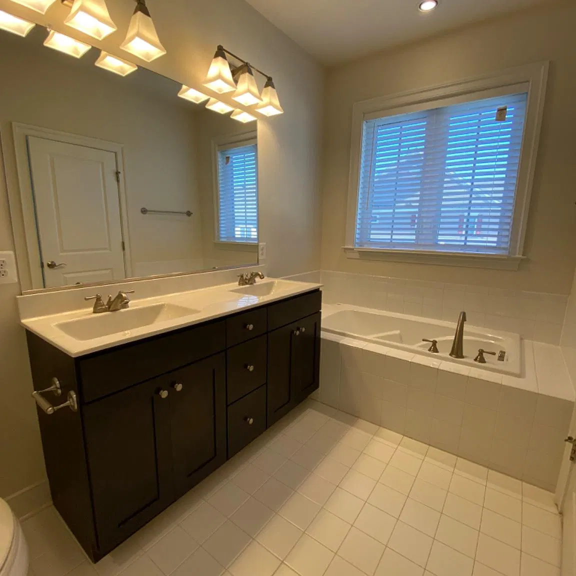 4 bed, 3.5 bath, 2603 sqft, $2,850 — Photo 4
