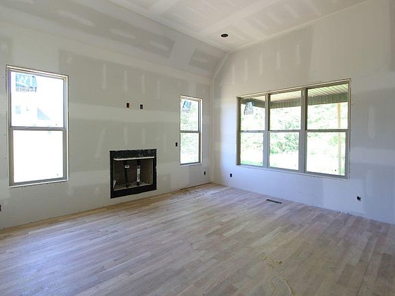 4th image of 405 Firethorn Trl #61