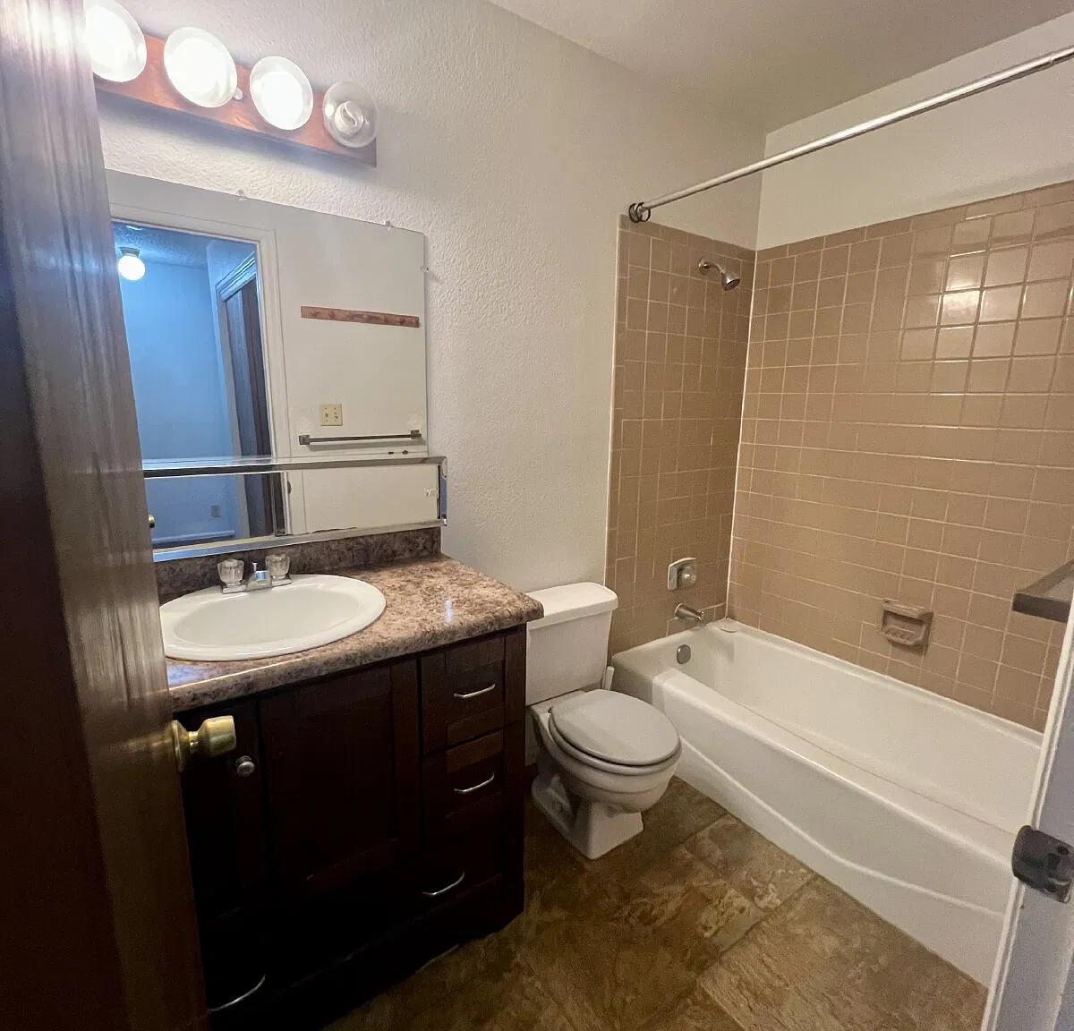 2 bed, 1.0 bath, 969 sqft, $1,350 — Photo 4