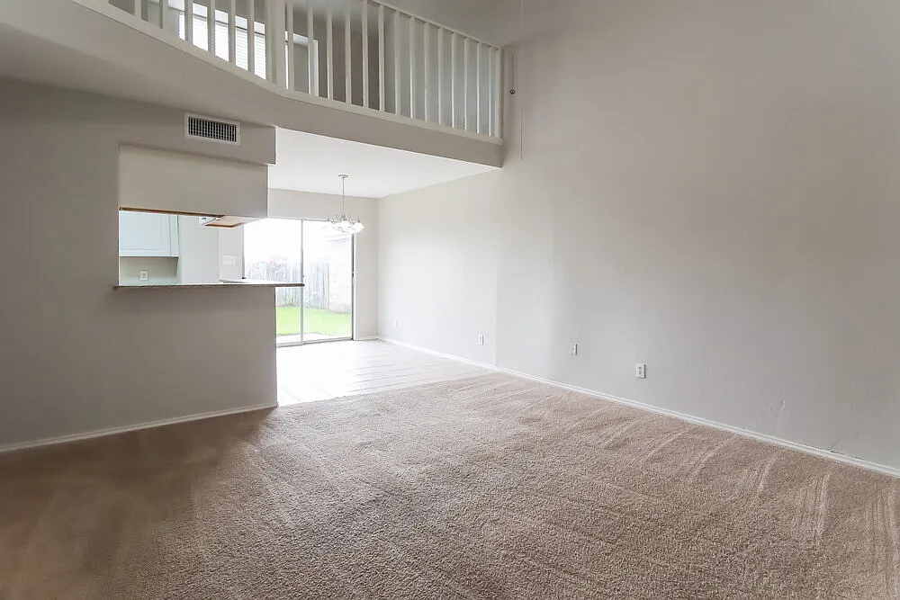 3 bed, 2.0 bath, 1306 sqft, $1,580 — Photo 3