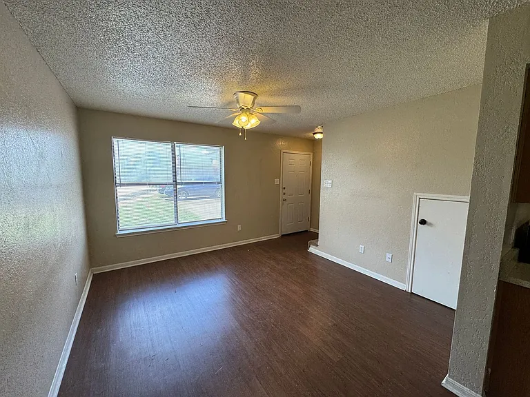 1208 Monroe Loop — Photo 3
