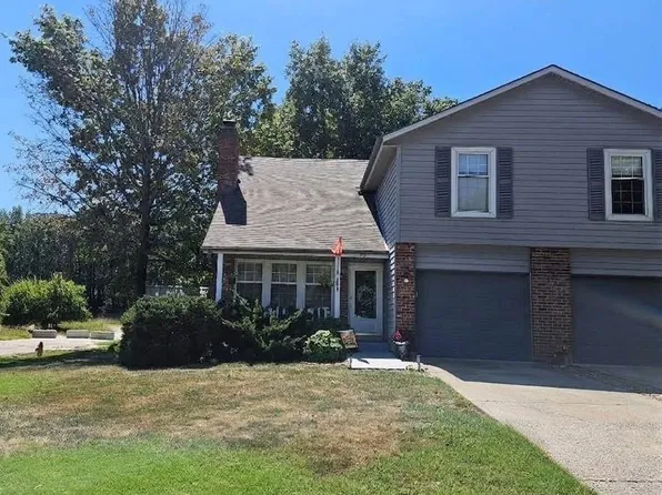 201 W Foxwood Dr, Raymore, MO 64083
