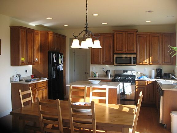 Large custom Kitchen w/ Nat. Gas Cooking