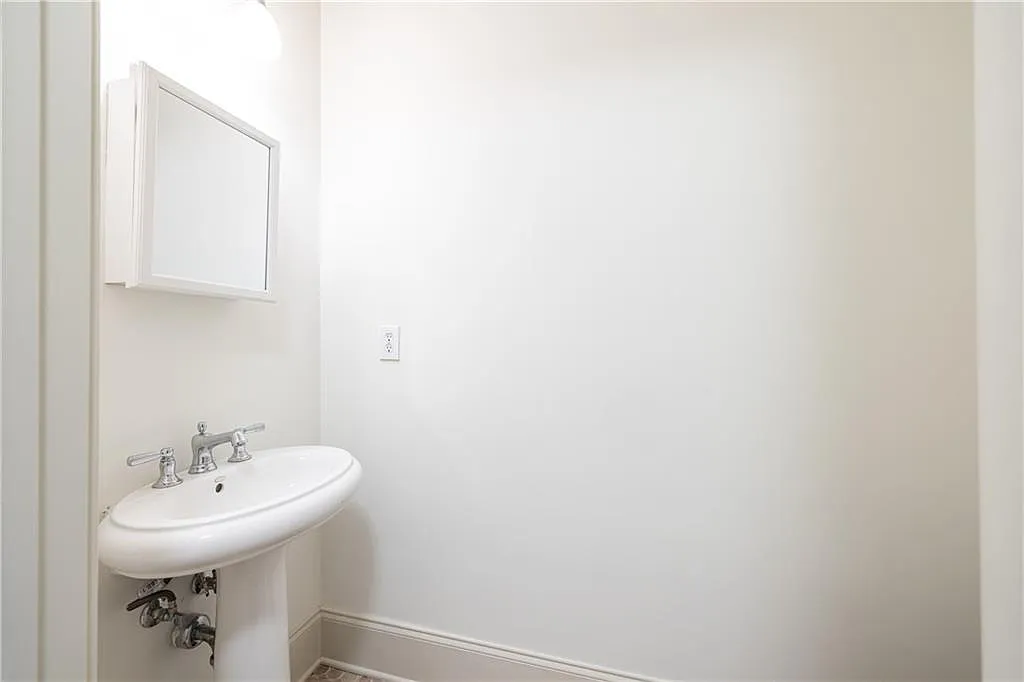 2 bed, 1.5 bath, 1212 sqft, $2,400 — Photo 4
