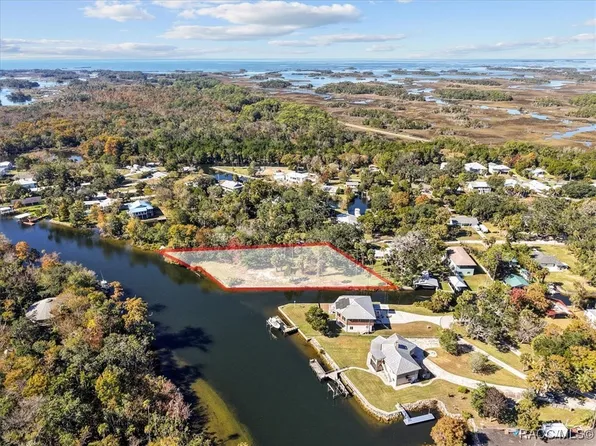 33 Magnolia Ave, Yankeetown, FL 34498