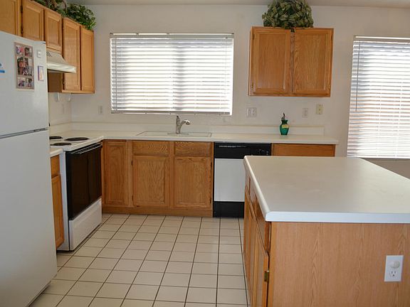 5th image of 870 W Sierra Madre Ave