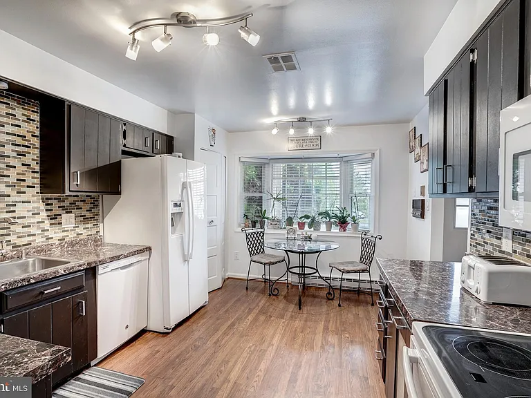 206 Summers Ct — Photo 17
