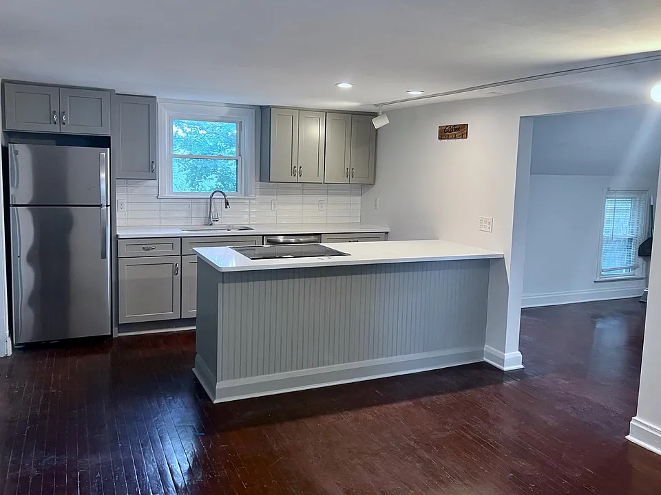 60 Carlton St #2