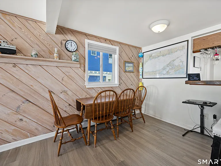 33 Beach Rd W — Photo 9