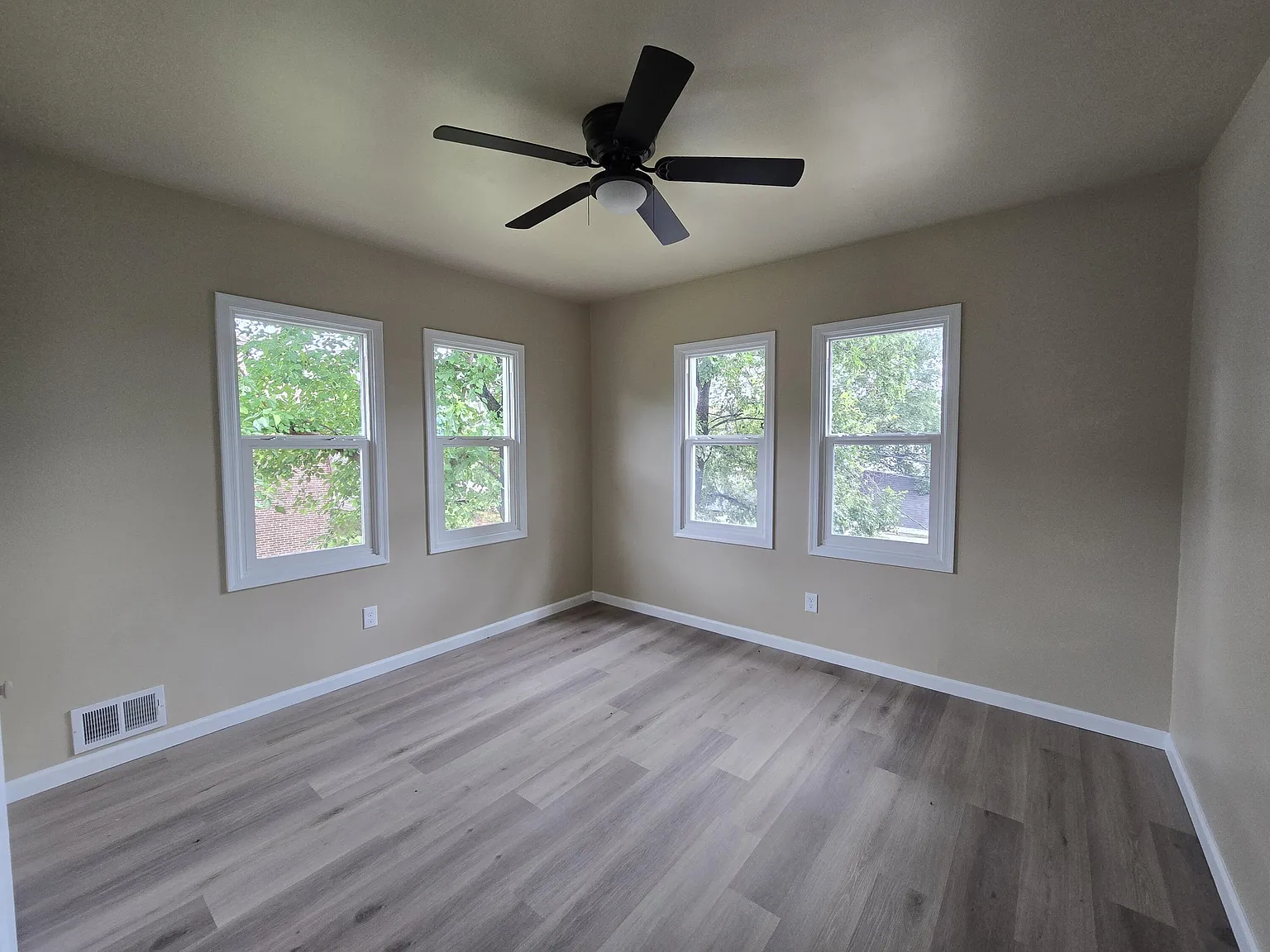 3 bed, 1.0 bath, 3192 sqft, $1,650 — Photo 4