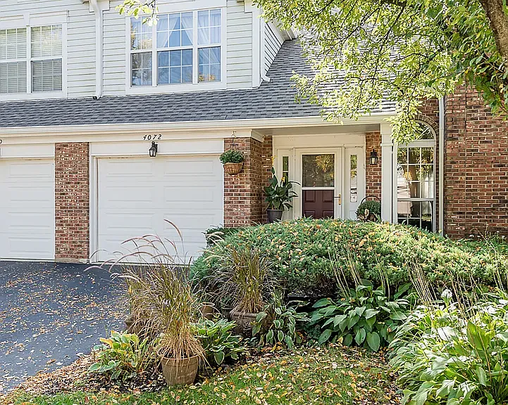 4072 Newport Ln — Photo 2