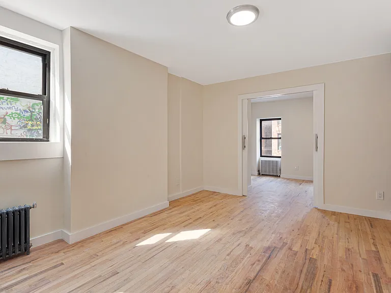 412 E 9th St #14 — Photo 4