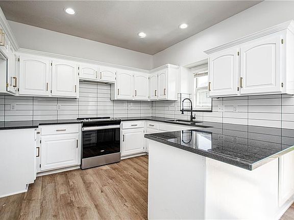 5th image of 7729 Breckenridge Ave