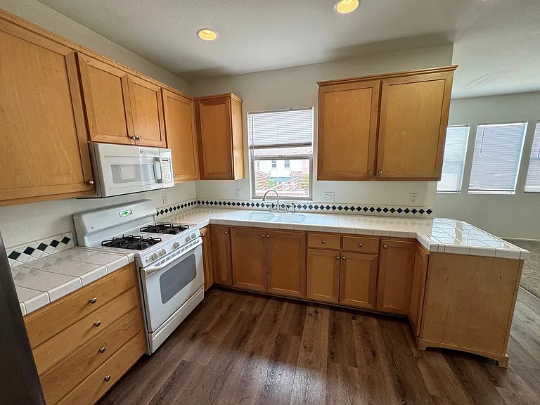 1073 N Ventura Ave #&-32 — Photo 9