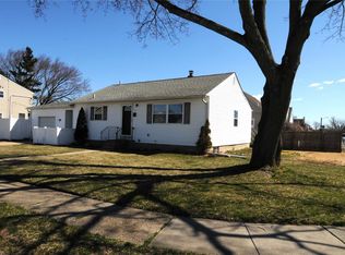 9 Willy Ln, Hicksville, NY 11801