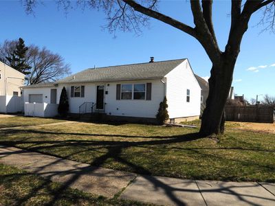 9 Willy Ln, Hicksville, NY, 11801
