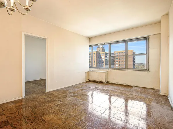 70-25 Yellowstone Boulevard image 6 of 22