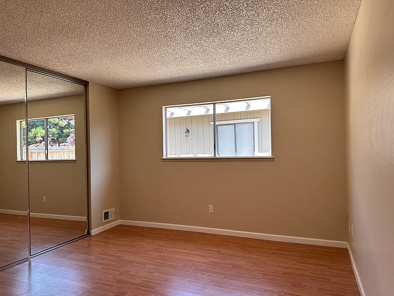 984 McKenzie Ave — Photo 7
