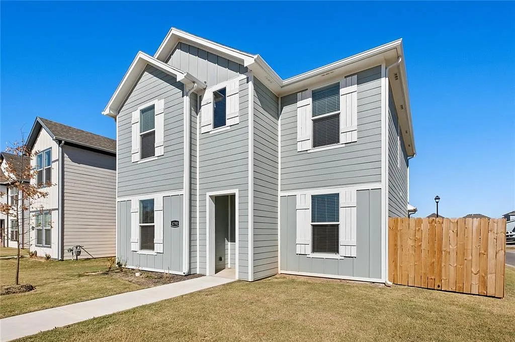 3 bed, 2.5 bath, 1688 sqft, $1,900 — Photo 2