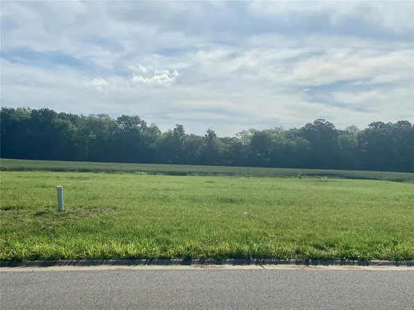 418 Wedgewood Ln, Trenton, IL 62293