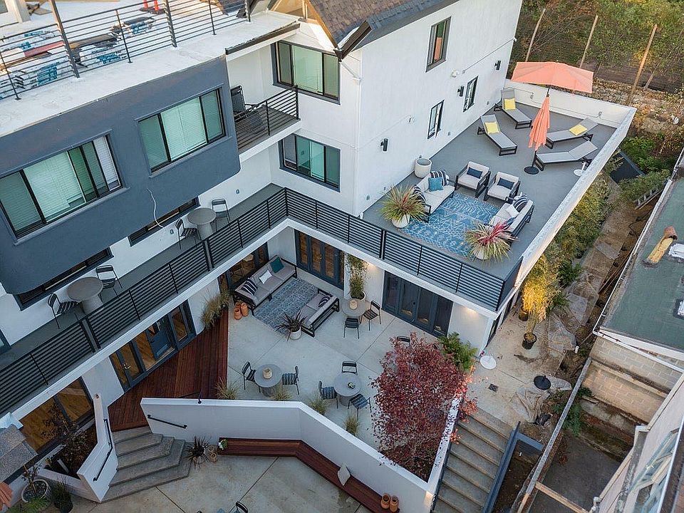 Spacious outdoor lounge