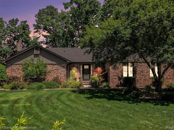 185 Waterview Dr, Lake Orion, MI 48362