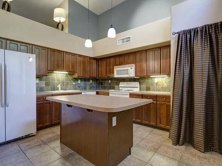 716 S Beck Ave — Photo 2