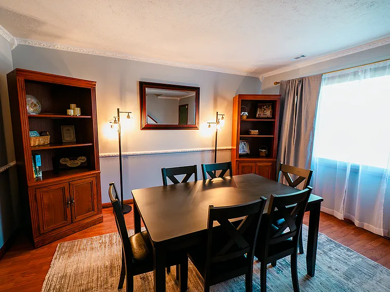 1341 Robinhood Ln — Photo 2