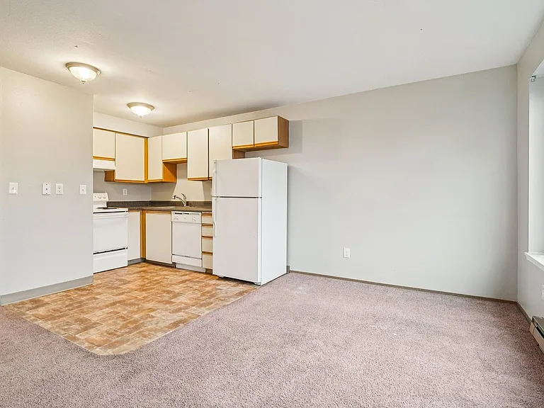 Adams Court Apartments — Photo 64