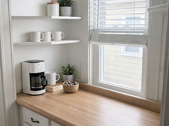 5th image of 748 Belmont St #2