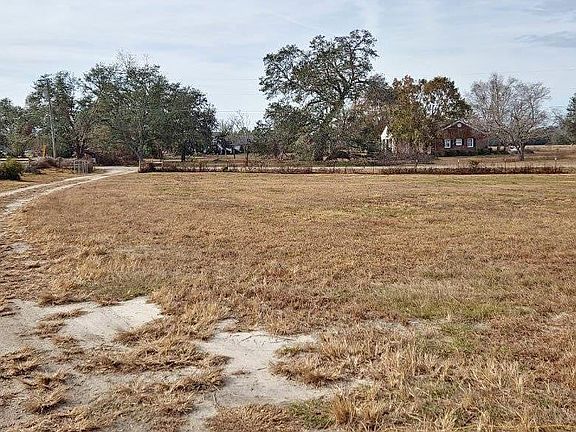 3rd image of 836 NE Delphinium Dr