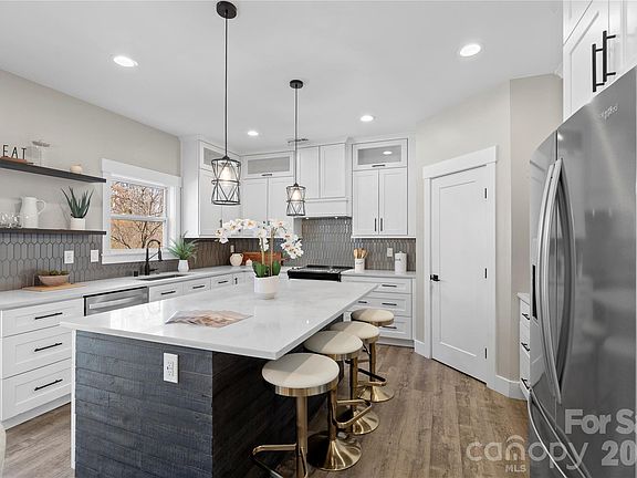 5th image of 6610 Blackwood Ln