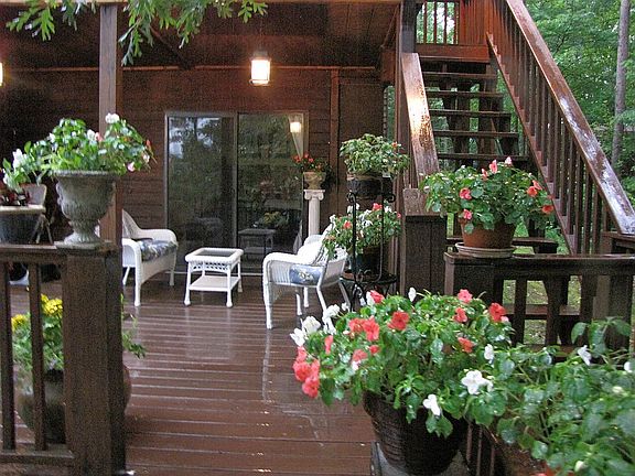 2-level deck with hot tub