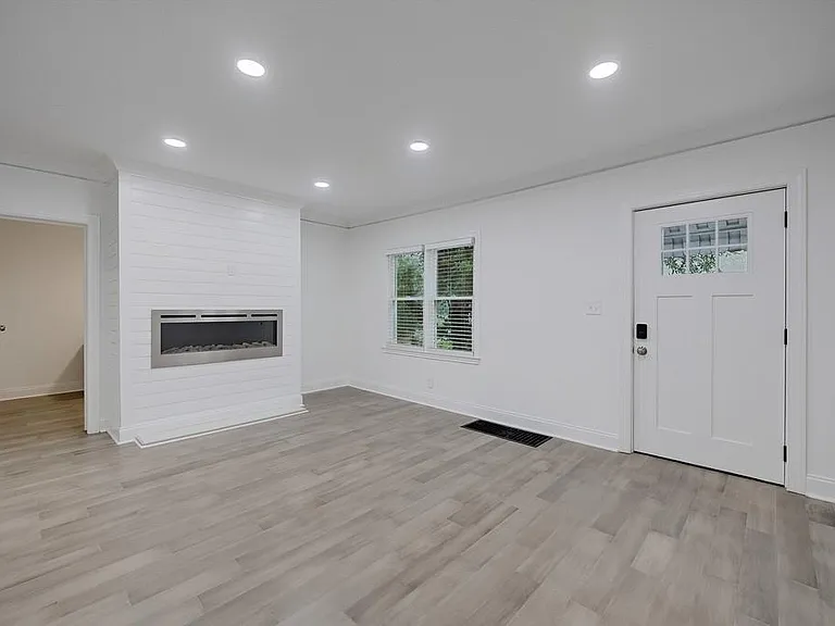 593 Lynnhaven Dr SW — Photo 3