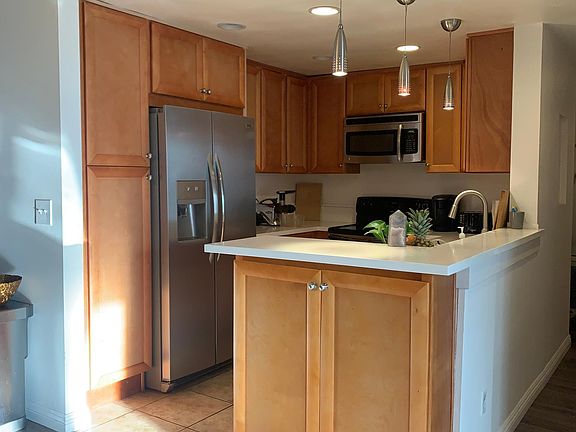 Remodeled kitchen w/ quartz countertop